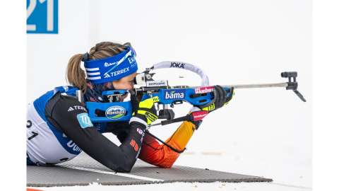 Im Rahmen der Kooperation wird das Alpenhain-Logo auf dem Hinterschaft des Biathlon-Gewehrs und dem Skiclip von Franziska Preuß prominent vertreten sein.  / Bild: Kevin Voigt
