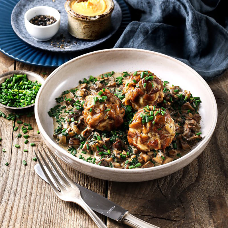 Gefüllte Breznknödel mit Spinat-Pilz-Sauce