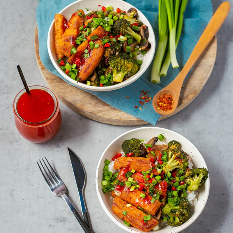 Süße Chili-Gemüse-Reis-Bowl mit Grill Käsegenuss
