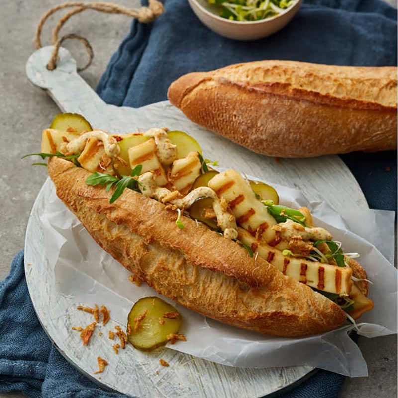 Vegetarischer Hotdog mit Grill Käsegenuss