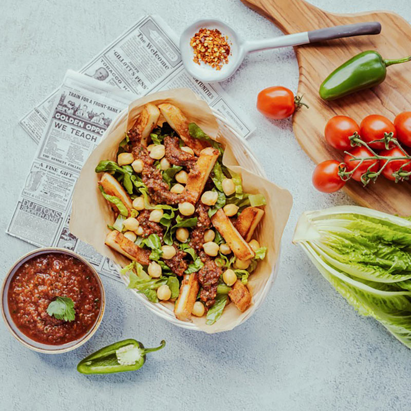 Sommerliche Grill Käsegenuss Loaded Fries mit Salsa