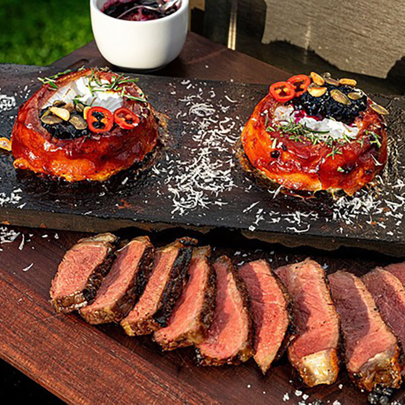 Bacon wrapped Grill Camembert an Roastbeef