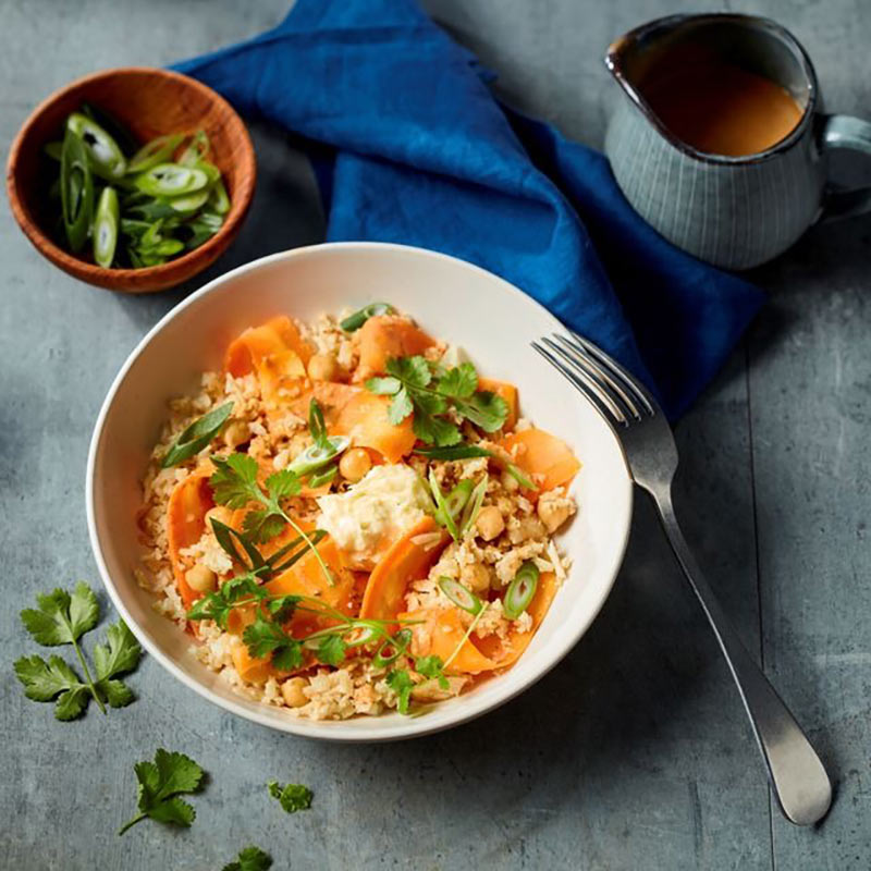 Bowl mit Blumenkohlreis und Camembert Creme