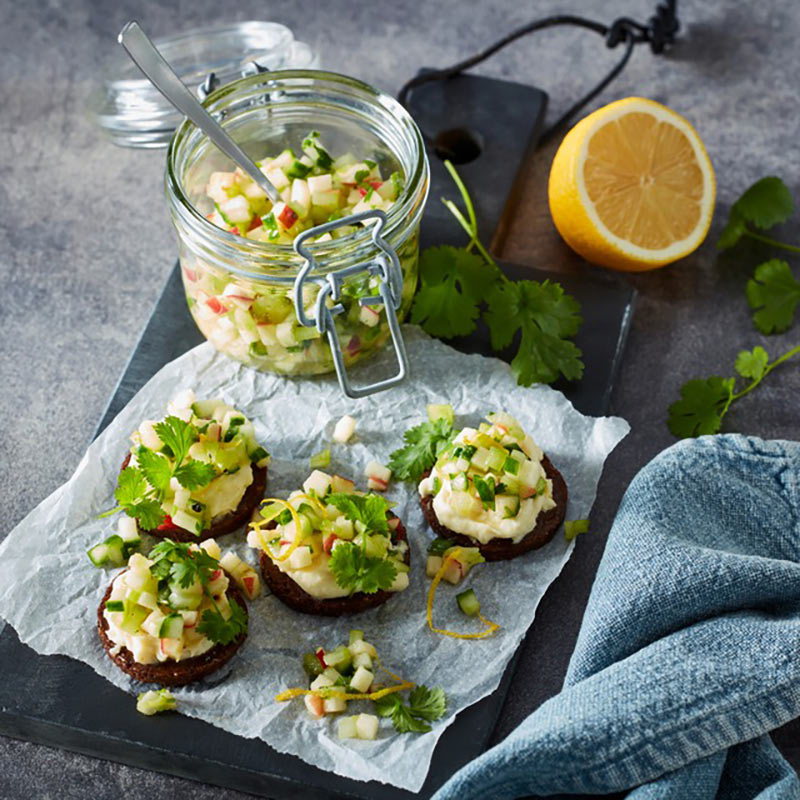 Apfel-Sellerie-Salsa mit Camembert Creme