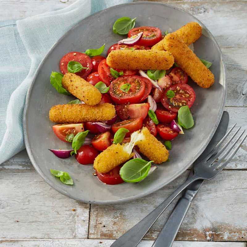 Tomatensalat mit Back-Mozzarella Sticks