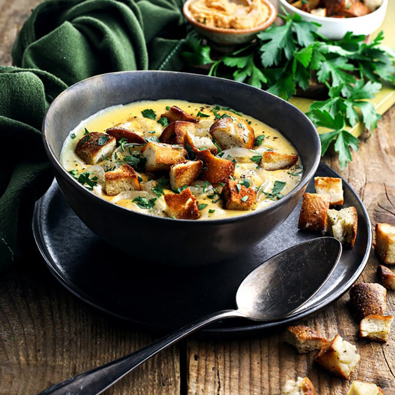 Bayrische Zwiebel-Kartoffel-Suppe mit Original Obazda