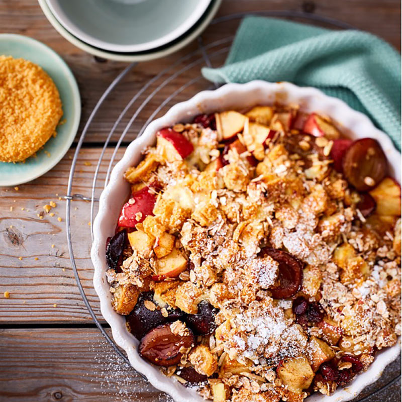 Apfel-Pflaumen Crumble mit Back-Camembert