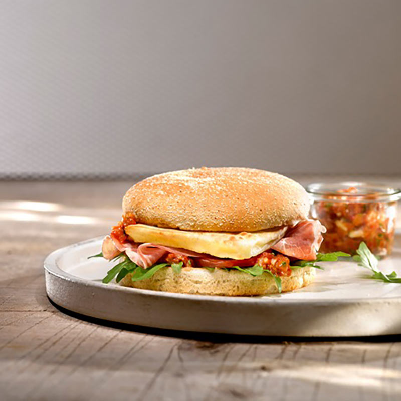 Spanischer Burger mit Grill Käsegenuss