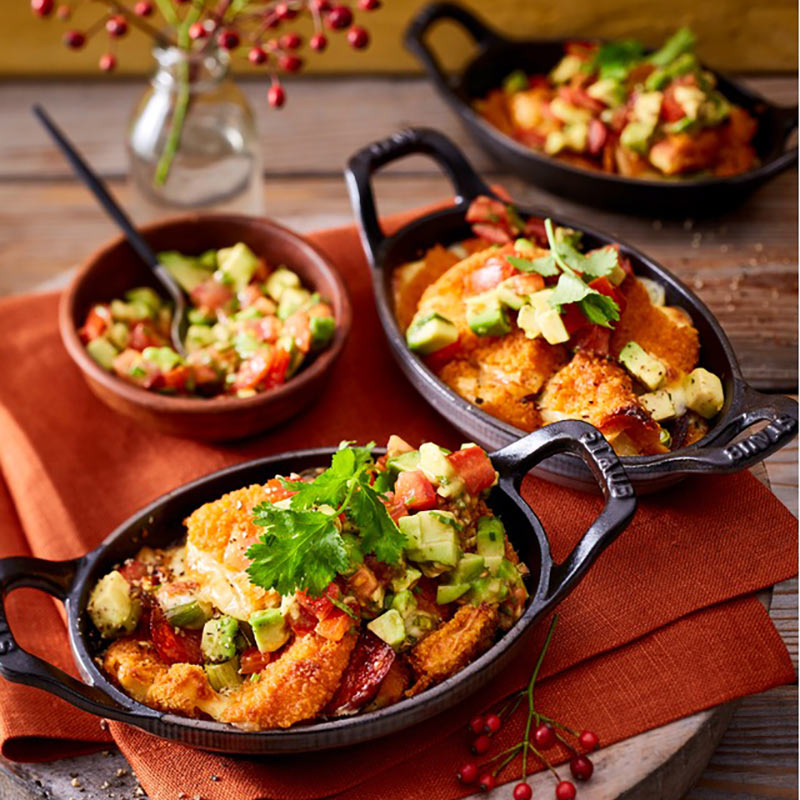 Back-Camembert mit Avocado-Tomaten-Salsa