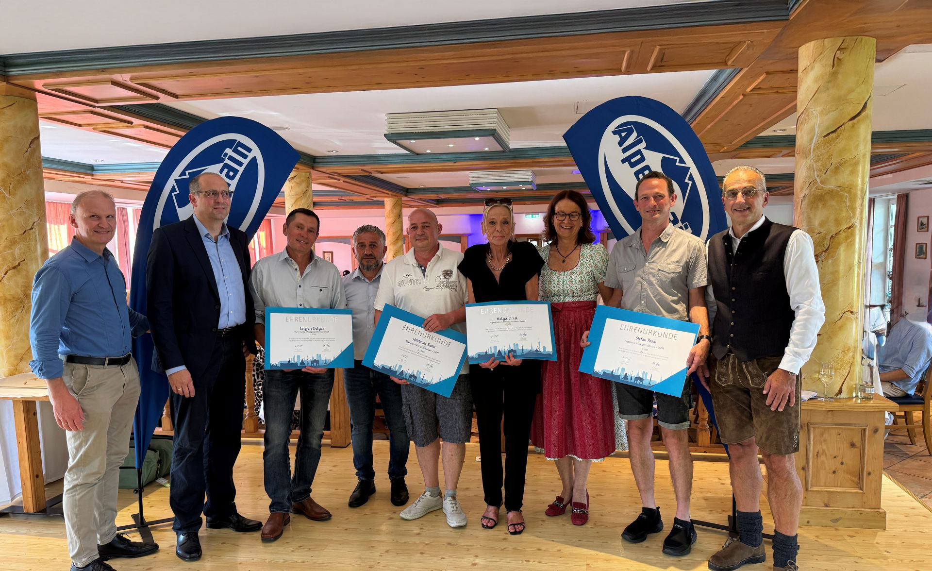 Familienunternehmen Alpenhain ehrt 17 langjährige Mitarbeitende