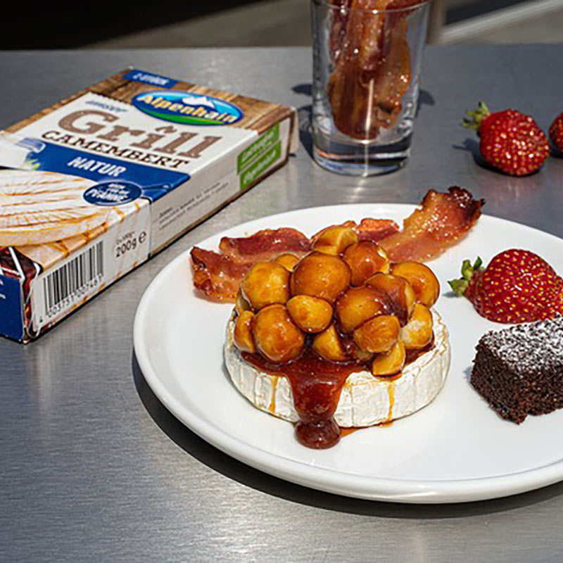 Grill Camembert mit karamellisierten Macadamianüssen