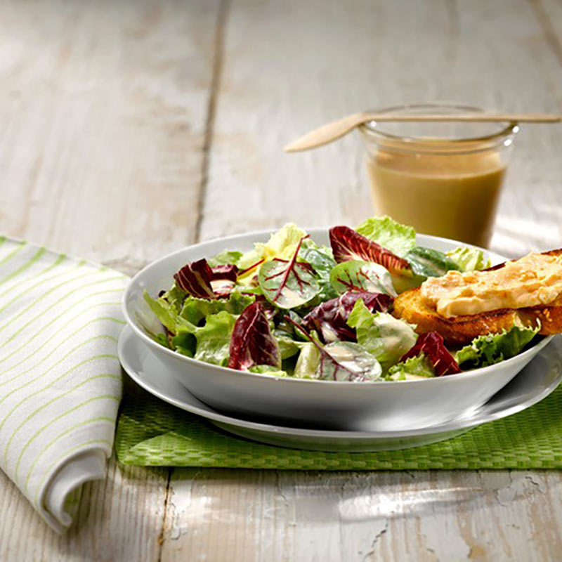 Blattsalat mit Obazda-Dressing