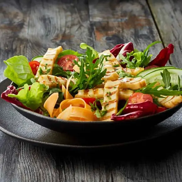 Bunter Salat mit Grill Käsegenuss