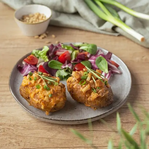 Bayrische Hasselback-Kartoffeln mit Obazda und Pinienkernen