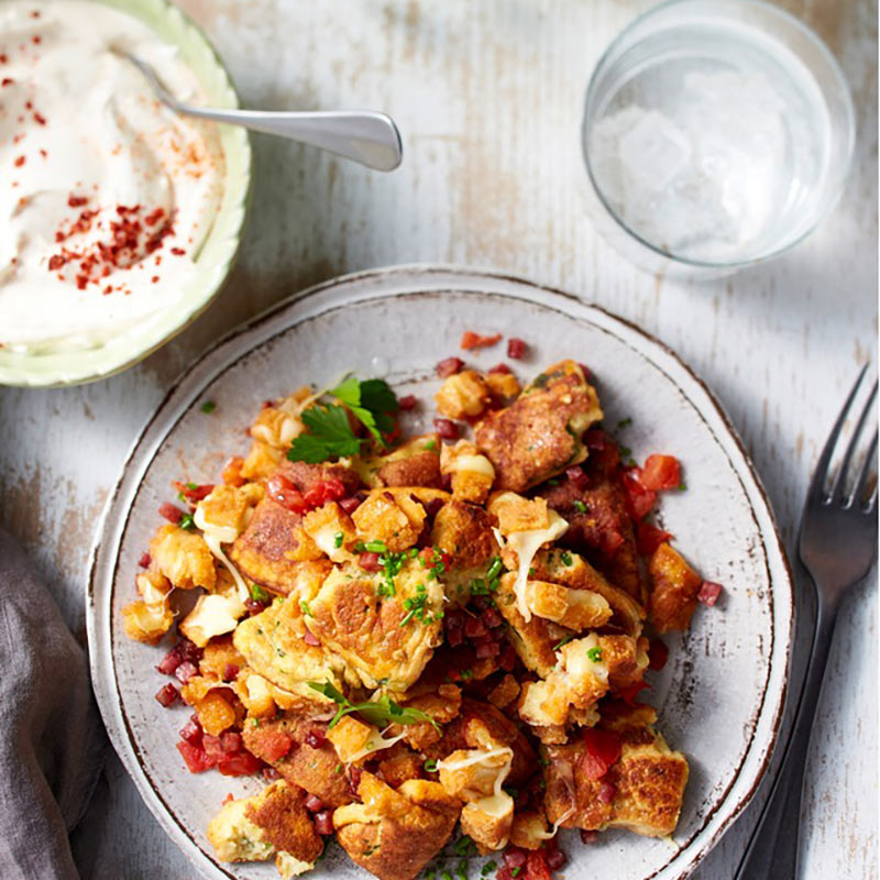 Deftiger Kaiserschmarrn mit Back-Camembert