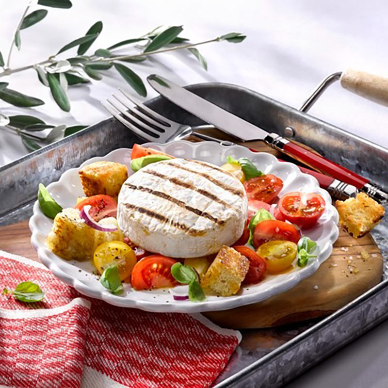 Grill Camembert auf Tomaten-Brot-Salat