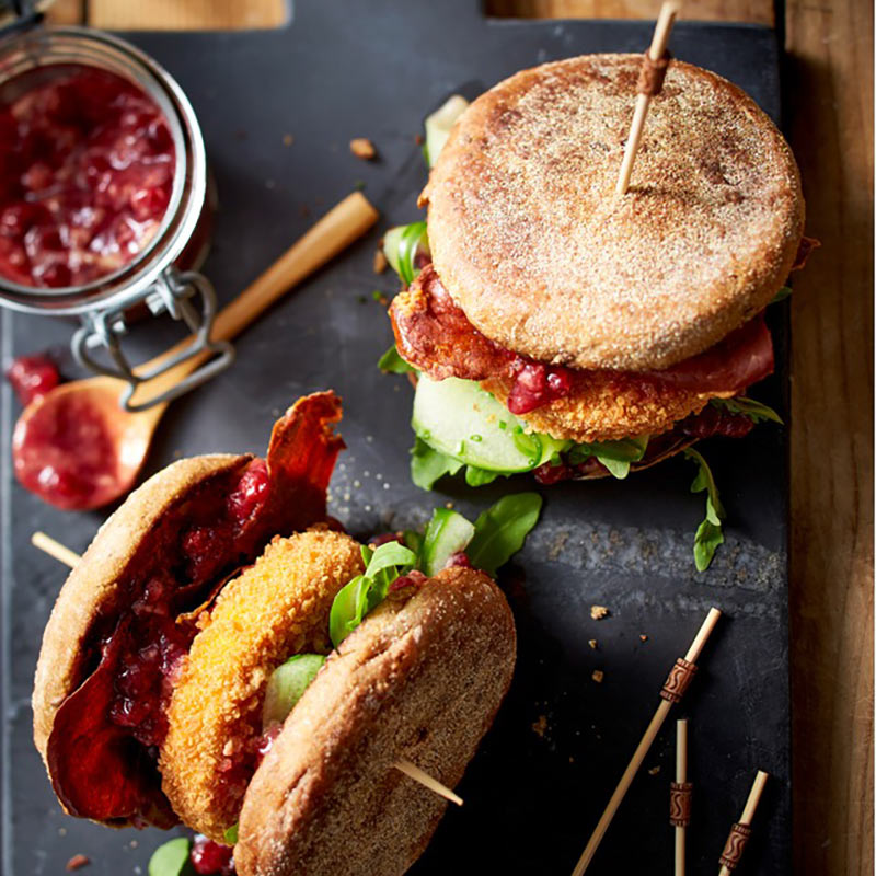 Burger mit Back-Camembert und Preiselbeersenf