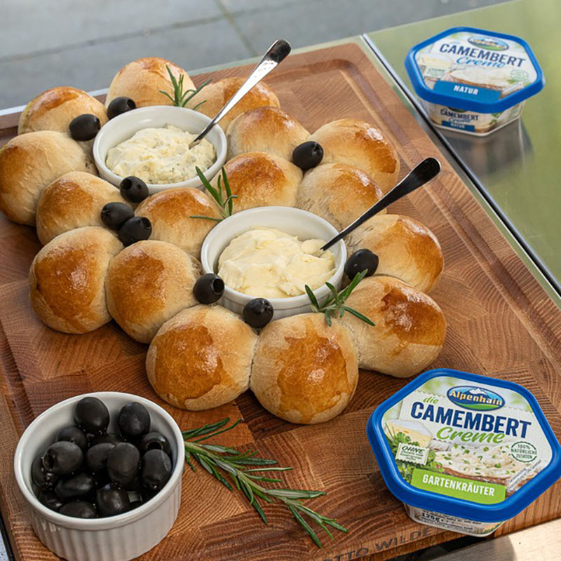 Brioche-Kranz mit Alpenhain Camembert Creme