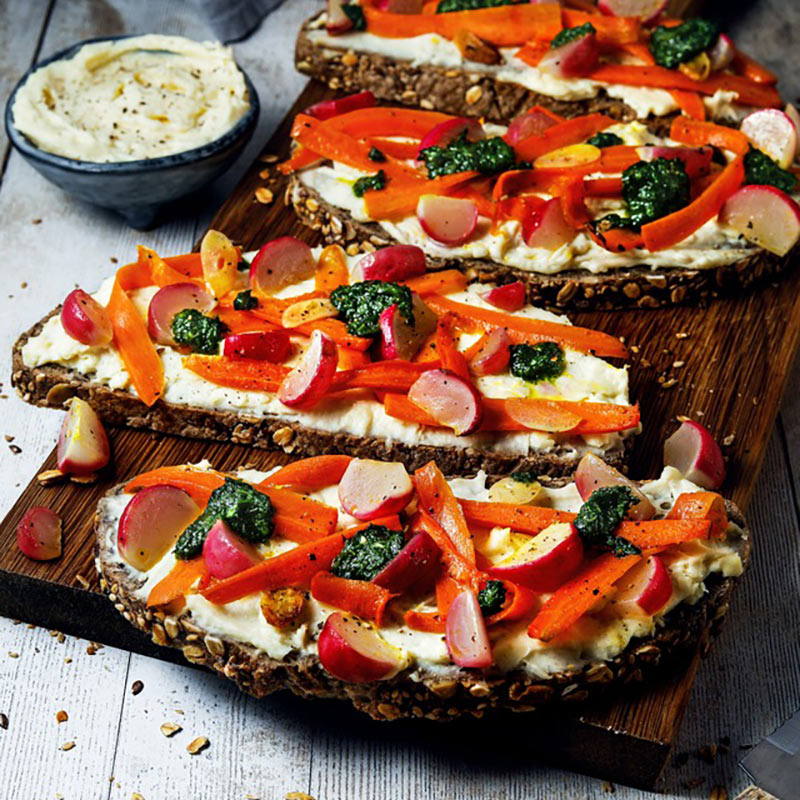 Camembert Creme Brot mit Frühlingsgemüse