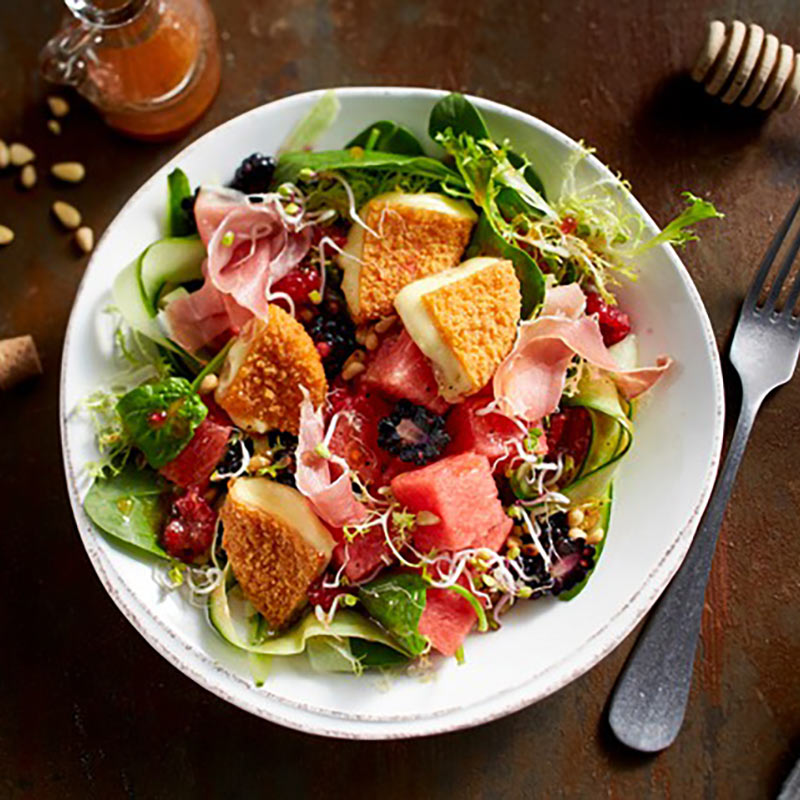 Sommersalat mit Back-Camembert