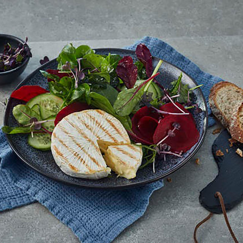 Grill Camembert auf Salat